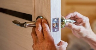 Установка и замена дверной ручки в Вятских Поляне от 274 руб. – Мастер24, монтаж фурнитуры, недорого